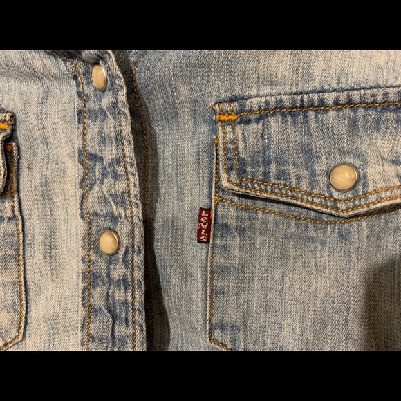 Levi’s Faded Jean Button Down - Picture 2 of 3